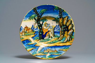 Een grote Italiaanse majolica schotel met de heilige Hiëronymus, Urbino of Venetië, midden 16e eeuw