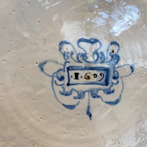 Een grote Italiaanse majolica schotel met het wapen van Kardinaal Toschi, Deruta, gedat. 1609 — foto 18