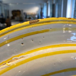 Een grote Italiaanse majolica schotel met het wapen van Kardinaal Toschi, Deruta, gedat. 1609 — foto 20