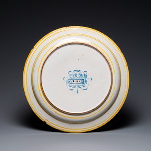 Een grote Italiaanse majolica schotel met het wapen van Kardinaal Toschi, Deruta, gedat. 1609 — foto 2