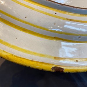 Een grote Italiaanse majolica schotel met het wapen van Kardinaal Toschi, Deruta, gedat. 1609 — foto 22
