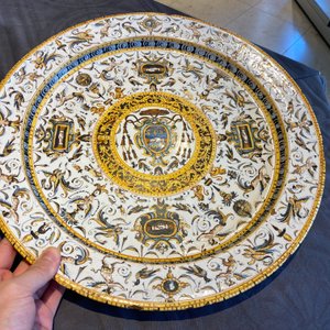 Een grote Italiaanse majolica schotel met het wapen van Kardinaal Toschi, Deruta, gedat. 1609 — foto 3