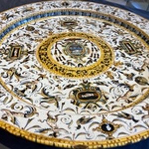 Een grote Italiaanse majolica schotel met het wapen van Kardinaal Toschi, Deruta, gedat. 1609 — foto 4
