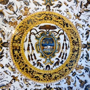 Een grote Italiaanse majolica schotel met het wapen van Kardinaal Toschi, Deruta, gedat. 1609 — foto 5