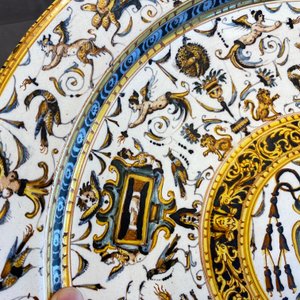 Een grote Italiaanse majolica schotel met het wapen van Kardinaal Toschi, Deruta, gedat. 1609 — foto 7