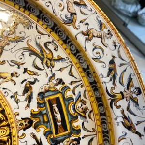 Een grote Italiaanse majolica schotel met het wapen van Kardinaal Toschi, Deruta, gedat. 1609 — foto 8