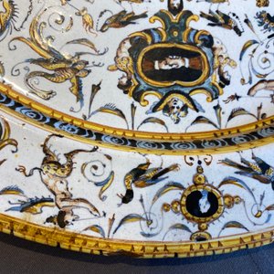 Een grote Italiaanse majolica schotel met het wapen van Kardinaal Toschi, Deruta, gedat. 1609 — foto 9
