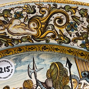 Een grote Italiaanse majolica wapenschotel, atelier Francesco Grue, Castelli, 17e eeuw — foto 3