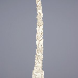 Een grote ivoren sculptuur met dieren en gebladerte, India, ca. 1900 — foto 3