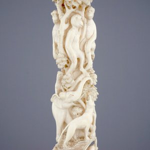 Een grote ivoren sculptuur met dieren en gebladerte, India, ca. 1900 — foto 8
