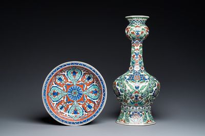 Een grote Iznik-stijl vaas en een schotel, Boch Frères Kéramis en Nimy, 1e helft 20e eeuw