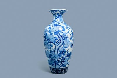 Een grote Japanese blauw-witte Arita vaas, Meiji, 19e eeuw