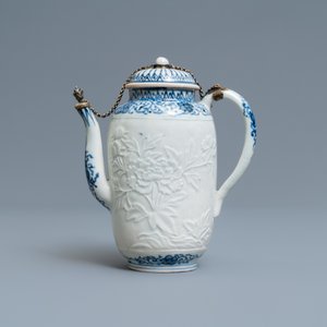 Een grote Japanse blauw-witte Arita theepot met verguld zilveren montuur, Edo, 17e eeuw — foto 2