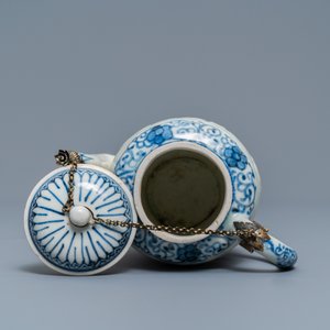 Een grote Japanse blauw-witte Arita theepot met verguld zilveren montuur, Edo, 17e eeuw — foto 6