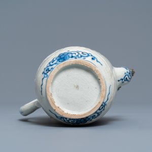 Een grote Japanse blauw-witte Arita theepot met verguld zilveren montuur, Edo, 17e eeuw — foto 7