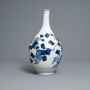 Een grote Japanse blauw-witte flesvormige Arita vaas met floraal decor, Edo, 17e eeuw — foto 4