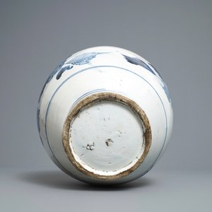 Een grote Japanse blauw-witte flesvormige Arita vaas met floraal decor, Edo, 17e eeuw — foto 5