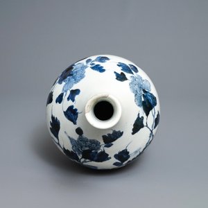 Een grote Japanse blauw-witte flesvormige Arita vaas met floraal decor, Edo, 17e eeuw — foto 6