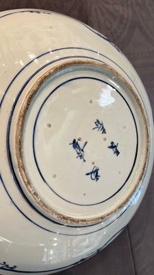 Een grote Japanse blauw-witte 'tijger' schotel, Arita, Fuuki Chousun 富貴長春 merk, Edo periode, 18/19e eeuw — foto 4