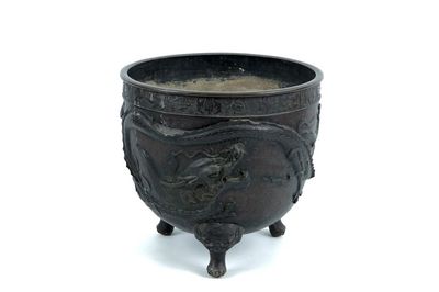Een grote Japanse bronzen cachepot met reliëfdecor van een draak en een phoenix, Meiji, 19e eeuw