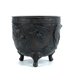 Een grote Japanse bronzen cachepot met reliëfdecor van een draak en een phoenix, Meiji, 19e eeuw — foto 2
