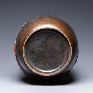 Een grote Japanse bronzen 'koi' vaas, Meiji, 19e eeuw — foto 6