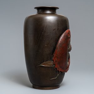 Een grote Japanse bronzen vaas met een koi, Meiji, 19e eeuw — foto 2
