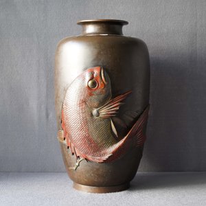 Een grote Japanse bronzen vaas met een koi, Meiji, 19e eeuw — foto 7