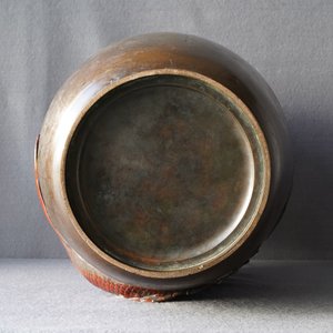 Een grote Japanse bronzen vaas met een koi, Meiji, 19e eeuw — foto 10