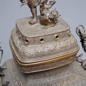 Een grote Japanse bronzen wierookbrander op sokkel, Edo of Meiji, 19e eeuw — foto 7