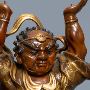 Een grote Japanse deels vergulde bronzen okimono van Benkei met wierookbrander, toegeschr. aan Miyao Eisuke, Meiji, ca. 1900 — foto 14