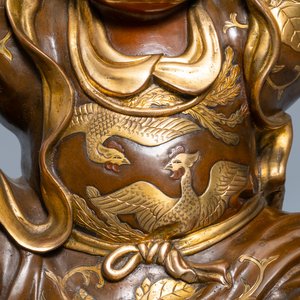 Een grote Japanse deels vergulde bronzen okimono van Benkei met wierookbrander, toegeschr. aan Miyao Eisuke, Meiji, ca. 1900 — foto 15