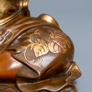 Een grote Japanse deels vergulde bronzen okimono van Benkei met wierookbrander, toegeschr. aan Miyao Eisuke, Meiji, ca. 1900 — foto 16