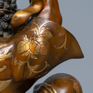 Een grote Japanse deels vergulde bronzen okimono van Benkei met wierookbrander, toegeschr. aan Miyao Eisuke, Meiji, ca. 1900 — foto 18