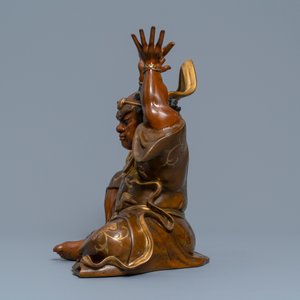Een grote Japanse deels vergulde bronzen okimono van Benkei met wierookbrander, toegeschr. aan Miyao Eisuke, Meiji, ca. 1900 — foto 3