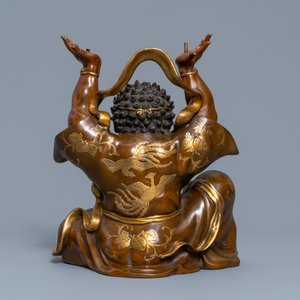 Een grote Japanse deels vergulde bronzen okimono van Benkei met wierookbrander, toegeschr. aan Miyao Eisuke, Meiji, ca. 1900 — foto 4