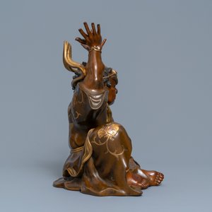 Een grote Japanse deels vergulde bronzen okimono van Benkei met wierookbrander, toegeschr. aan Miyao Eisuke, Meiji, ca. 1900 — foto 5