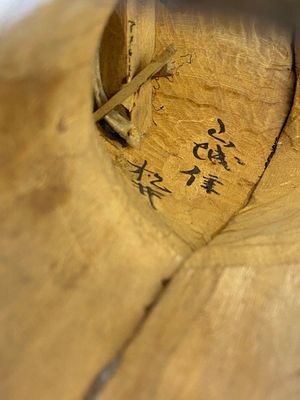 Een grote Japanse gelakte en gepolychromeerde houten sculptuur van een goddelijke generaal, Edo, gedateerd 1623 — foto 1