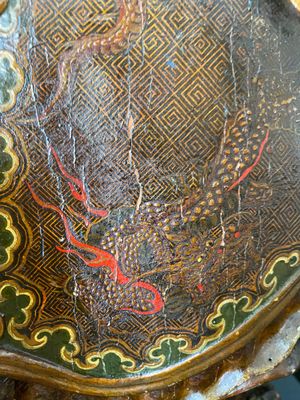 Een grote Japanse gelakte en gepolychromeerde houten sculptuur van een goddelijke generaal, Edo, gedateerd 1623 — foto 12