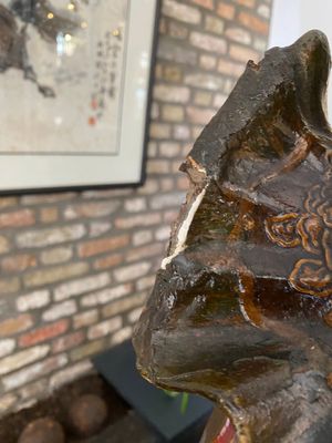 Een grote Japanse gelakte en gepolychromeerde houten sculptuur van een goddelijke generaal, Edo, gedateerd 1623 — foto 15