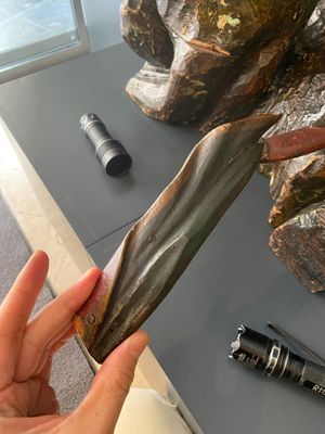 Een grote Japanse gelakte en gepolychromeerde houten sculptuur van een goddelijke generaal, Edo, gedateerd 1623 — foto 22