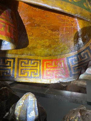 Een grote Japanse gelakte en gepolychromeerde houten sculptuur van een goddelijke generaal, Edo, gedateerd 1623 — foto 26