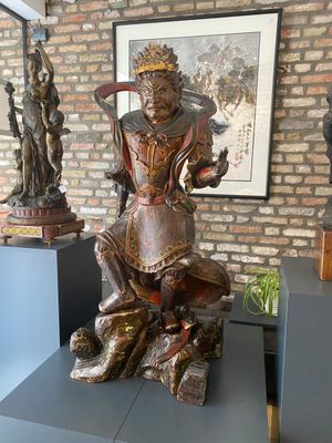 Een grote Japanse gelakte en gepolychromeerde houten sculptuur van een goddelijke generaal, Edo, gedateerd 1623 — foto 3