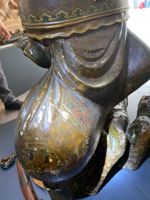 Een grote Japanse gelakte en gepolychromeerde houten sculptuur van een goddelijke generaal, Edo, gedateerd 1623 — foto 31