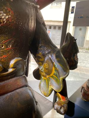 Een grote Japanse gelakte en gepolychromeerde houten sculptuur van een goddelijke generaal, Edo, gedateerd 1623 — foto 33
