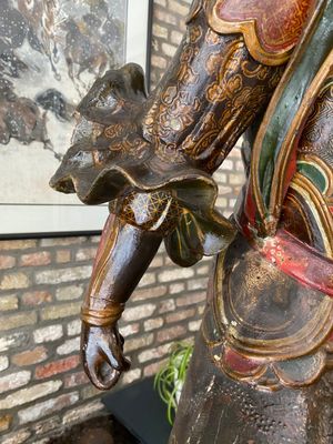 Een grote Japanse gelakte en gepolychromeerde houten sculptuur van een goddelijke generaal, Edo, gedateerd 1623 — foto 7