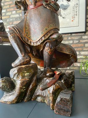 Een grote Japanse gelakte en gepolychromeerde houten sculptuur van een goddelijke generaal, Edo, gedateerd 1623 — foto 9