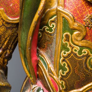Een grote Japanse gelakte en gepolychromeerde houten sculptuur van een goddelijke generaal, Edo, gedateerd 1623 — foto 12