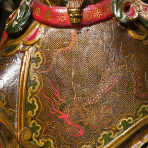 Een grote Japanse gelakte en gepolychromeerde houten sculptuur van een goddelijke generaal, Edo, gedateerd 1623 — foto 16