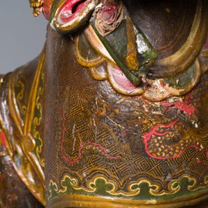 Een grote Japanse gelakte en gepolychromeerde houten sculptuur van een goddelijke generaal, Edo, gedateerd 1623 — foto 7